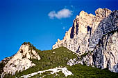 Parco Naturale Fanes-Senes-Braies. Escursione al Rifugio Fanes. Dalla Capanna Alpina ai piedi delle strapiombanti pareti che ricadono dal Piz dles Conturines. 